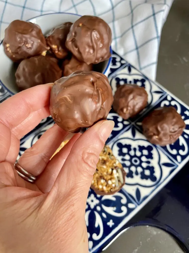 vegan puffed quinoa and peanut butter energy bites