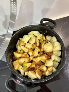 Vegan Apple and Blackberry pie with Ready-To-Roll Shortcrust Pastry