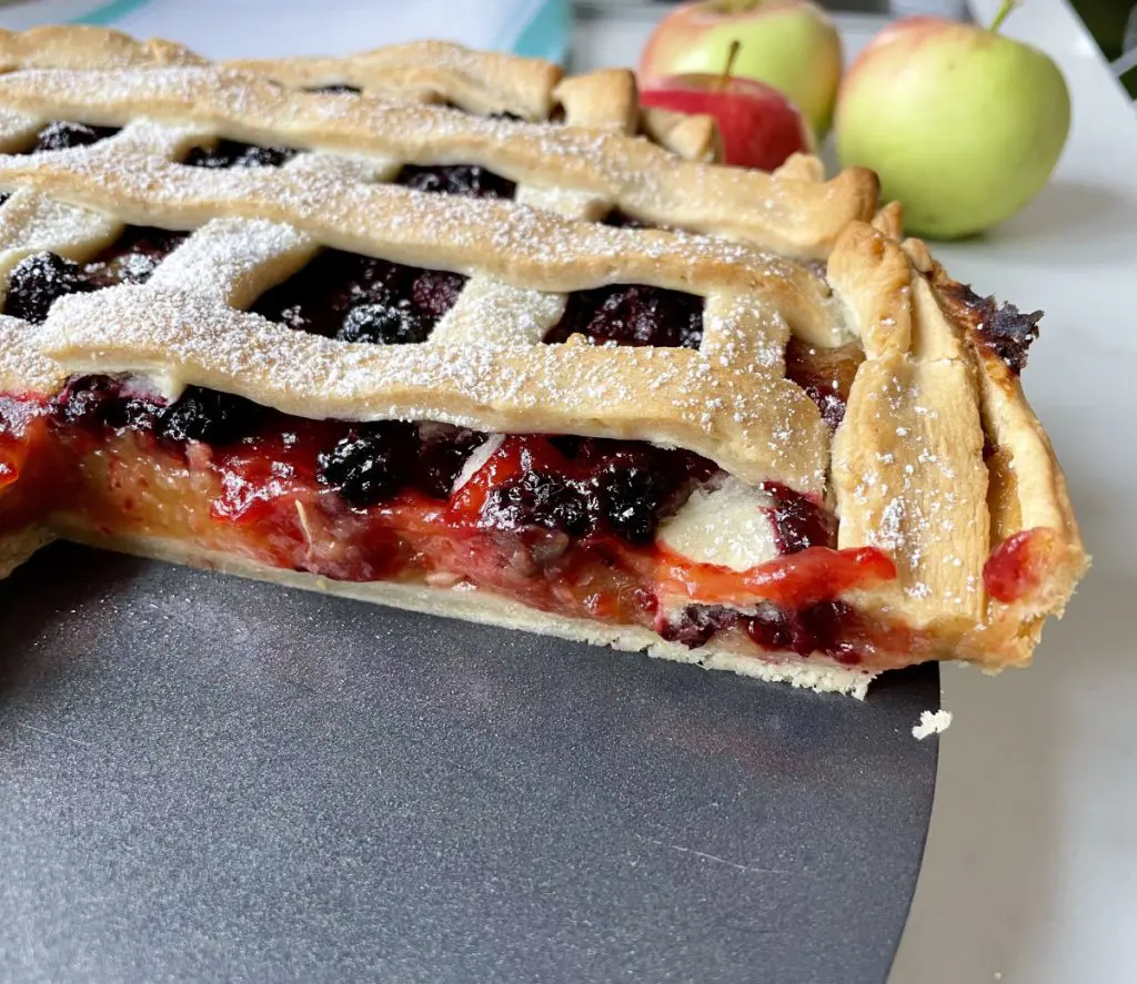Vegan Apple and Blackberry pie with Ready-To-Roll Shortcrust Pastry