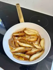 Greenpan with grilled pears