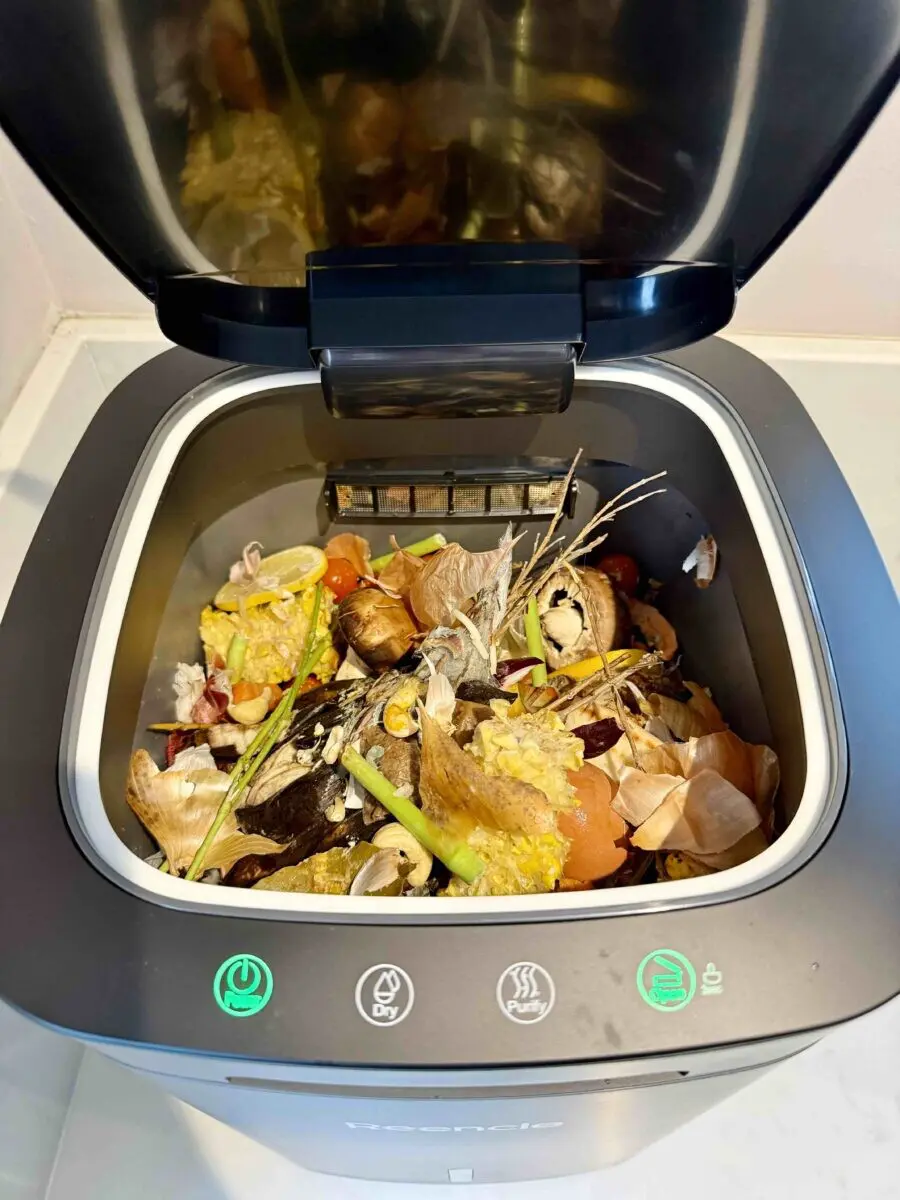 Reencle Smart Composter with compost Reencle Smart Composter with compost